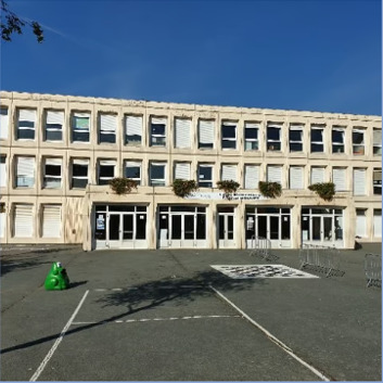 Cour et façade de l’école Gabriel Bouvet à Coignières