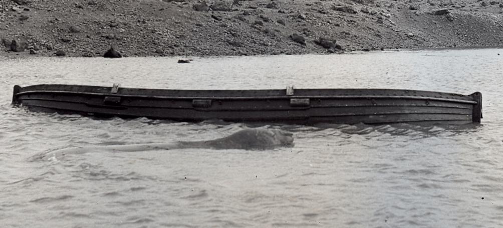 Vue de profil du canot de sauvetage retrouvé à l’île Bouvet
